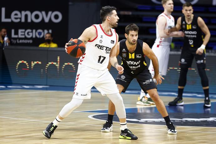 Ioannis Athinaiou, ante Bruno Fitipaldo en su debut con el Bilbao Basket.
