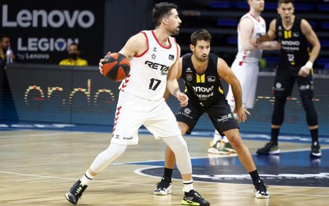 Ioannis Athinaiou, ante Bruno Fitipaldo en su debut con el Bilbao Basket.