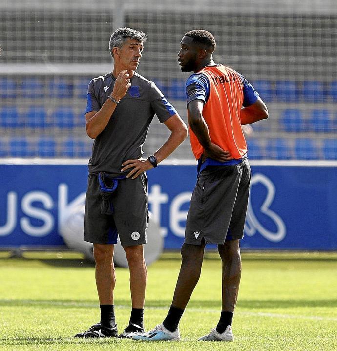 Imanol Alguacil habla con Modibo Sagnan en un entrenamiento en Zubieta. El camino de ambos vuelve a separarse.