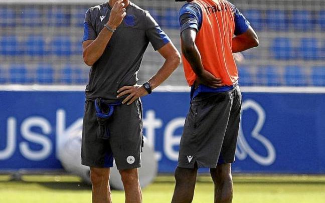 Imanol Alguacil habla con Modibo Sagnan en un entrenamiento en Zubieta. El camino de ambos vuelve a separarse.