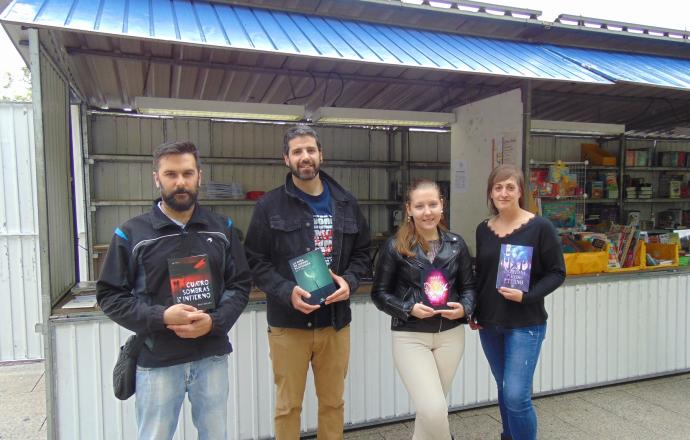 Unai Antolín, Igor G. Vico, Katia Ortueta y Emma Crespo, posan con sus obras.