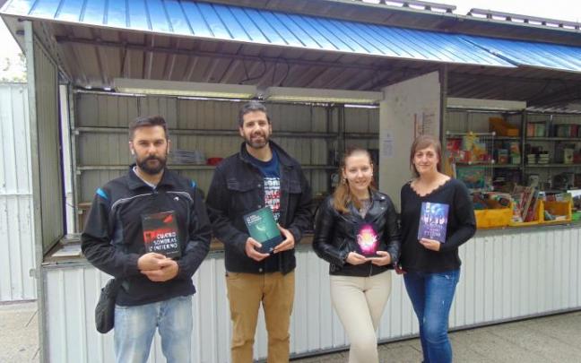 Unai Antolín, Igor G. Vico, Katia Ortueta y Emma Crespo, posan con sus obras.