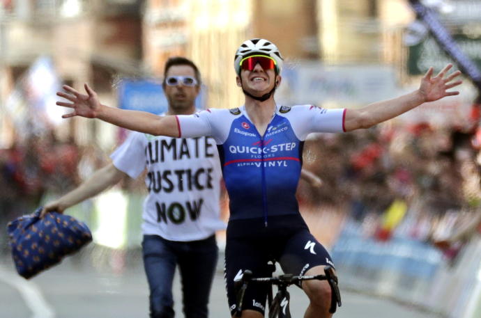 Evenepoel celebra emocionado la victoria en la Lieja-Bastoña-Lieja.