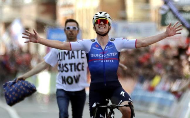 Evenepoel celebra emocionado la victoria en la Lieja-Bastoña-Lieja.