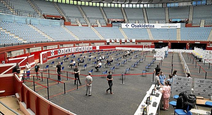 Campaña de vacunación masiva en el coso taurino de Illunbe, en Donostia, que ha permitido aumentar el flujo de vacunación. Foto: Iker Azurmendi