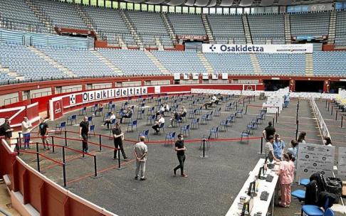 Campaña de vacunación masiva en el coso taurino de Illunbe, en Donostia, que ha permitido aumentar el flujo de vacunación. Foto: Iker Azurmendi