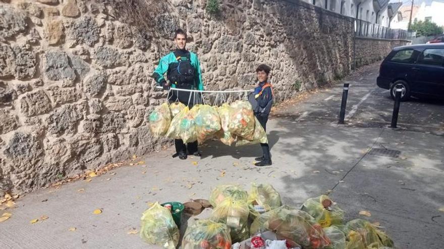 Bolsas con basura retirada del río Ega en Estella.