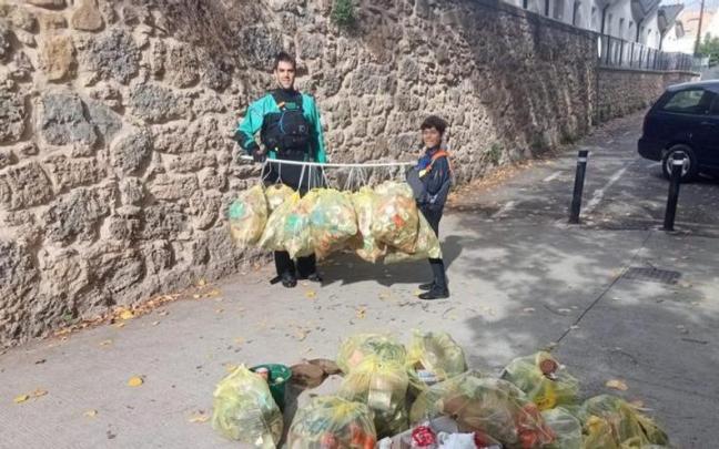 Bolsas con basura retirada del río Ega en Estella.