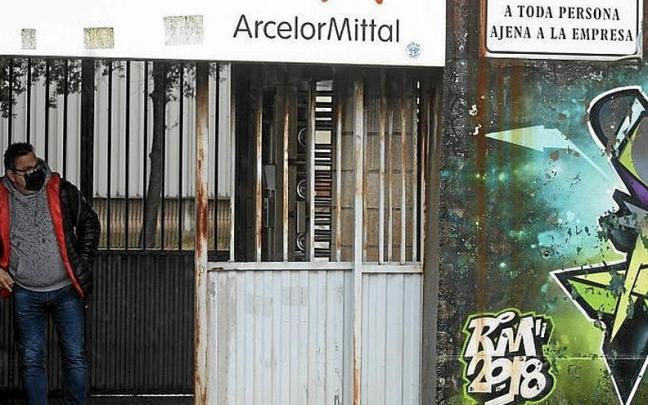 Un trabajador abandona las instalaciones de la ACB. Un trabajador abandona las instalaciones de la ACB.