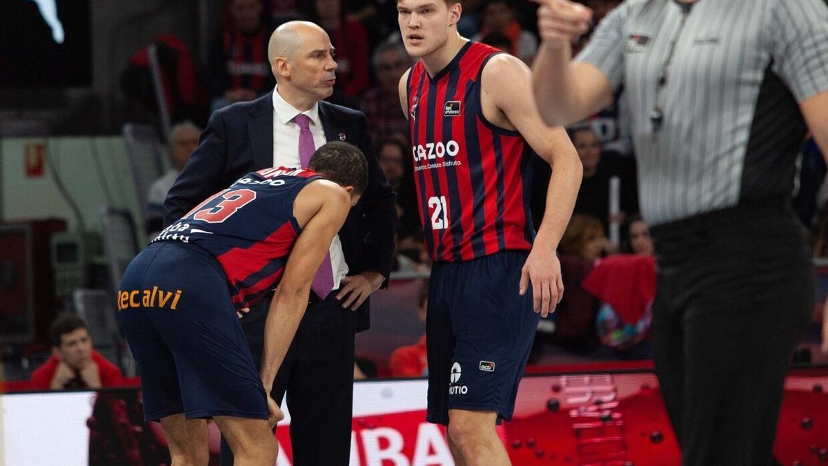 Peñarroya charla con Kotsar y Thompson, durante un partido de la presente temporada