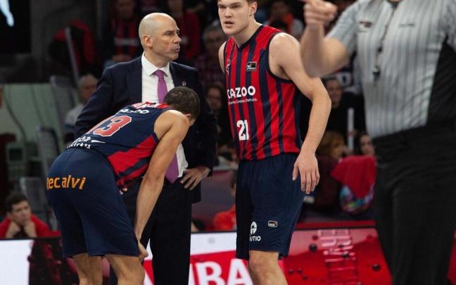 Pe&ntilde;arroya charla con Kotsar y Thompson, durante un partido de la presente temporada