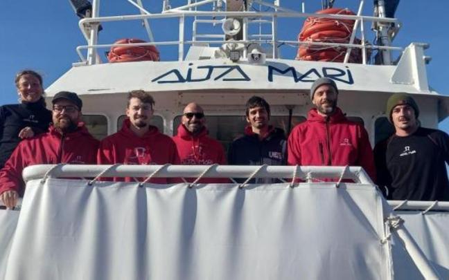 De i a d: Vanessa Orihuela; Pablo Jáuregui; Santi Garnero; Teodoro Hormiga; Marc Pérez; Simón Vidal; y Ramón Mateo, tripulación del Aita Mari. De i a d: Vanessa Orihuela; Pablo Jáuregui; Santi Garnero; Teodoro Hormiga; Marc Pérez; Simón Vidal; y Ramón Mateo, tripulación del Aita Mari.