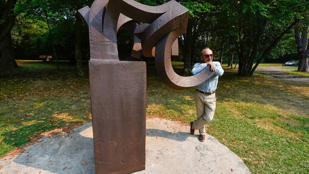 Luis Chillida posa en el 'Peine del Viento XVII', escultura que su padre Eduardo Chillida regaló a su madre Pilar Belzunce.