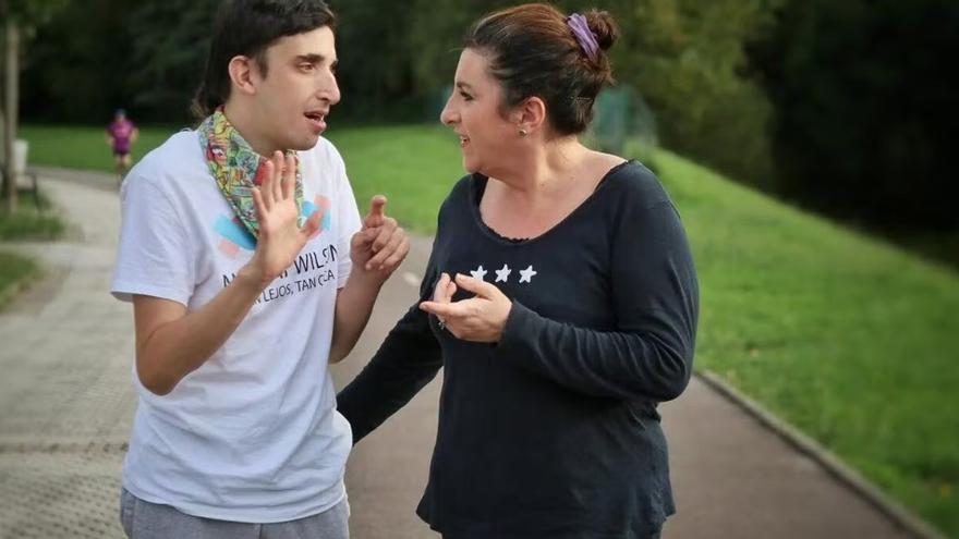 Jon Ander y Tere pasean cerca de su casa en Errenteria.