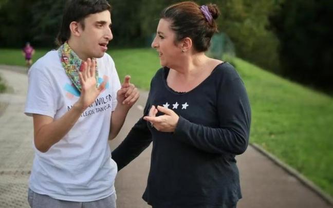 Jon Ander y Tere pasean cerca de su casa en Errenteria.