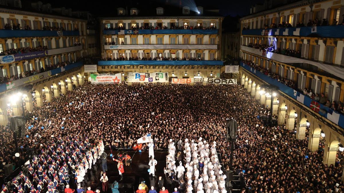 Espectacular Izada del Día de San Sebastián en Donostia