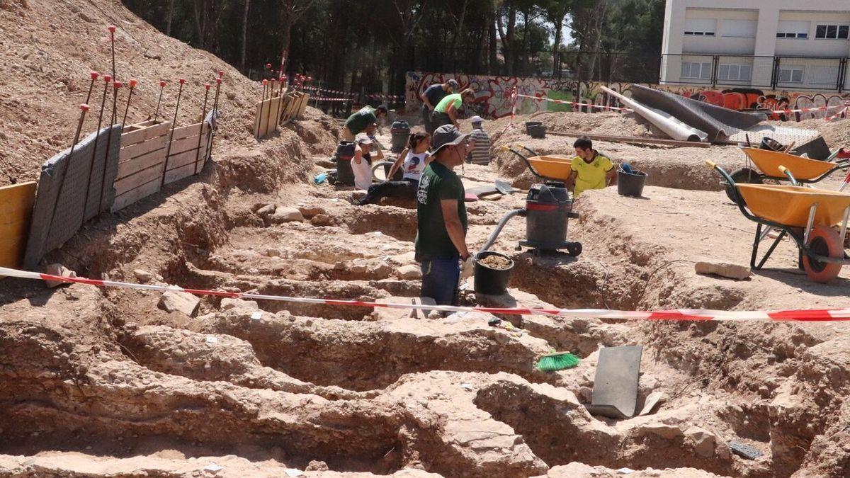 Varios arqueólogos trabajando en la necrópolis el año en que fue descubierta.