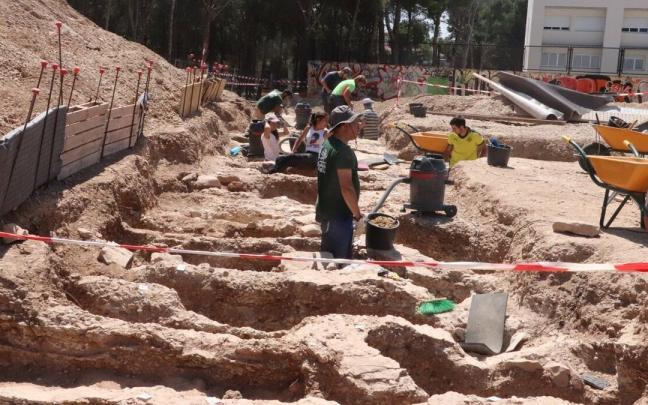 Varios arque&oacute;logos trabajando en la necr&oacute;polis el a&ntilde;o en que fue descubierta.