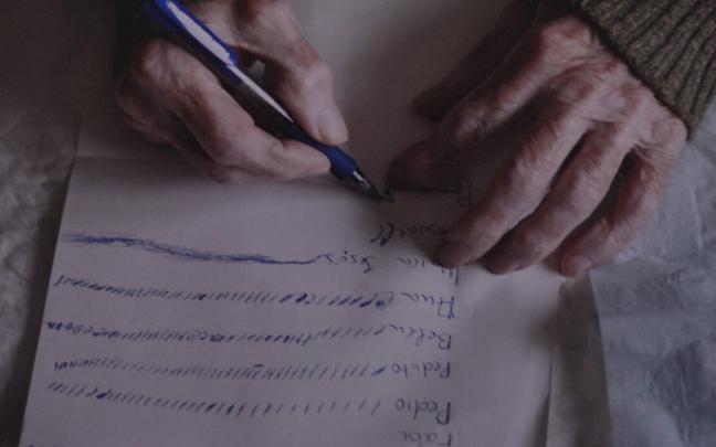 Una de las obras del proyecto fotográfico de Ione Atenea Lameiro sobre la enfermedad de Alzheimer de su abuelo, bajo el título "24/07". Una de las obras del proyecto fotográfico de Ione Atenea Lameiro sobre la enfermedad de Alzheimer de su abuelo, bajo el título "24/07".