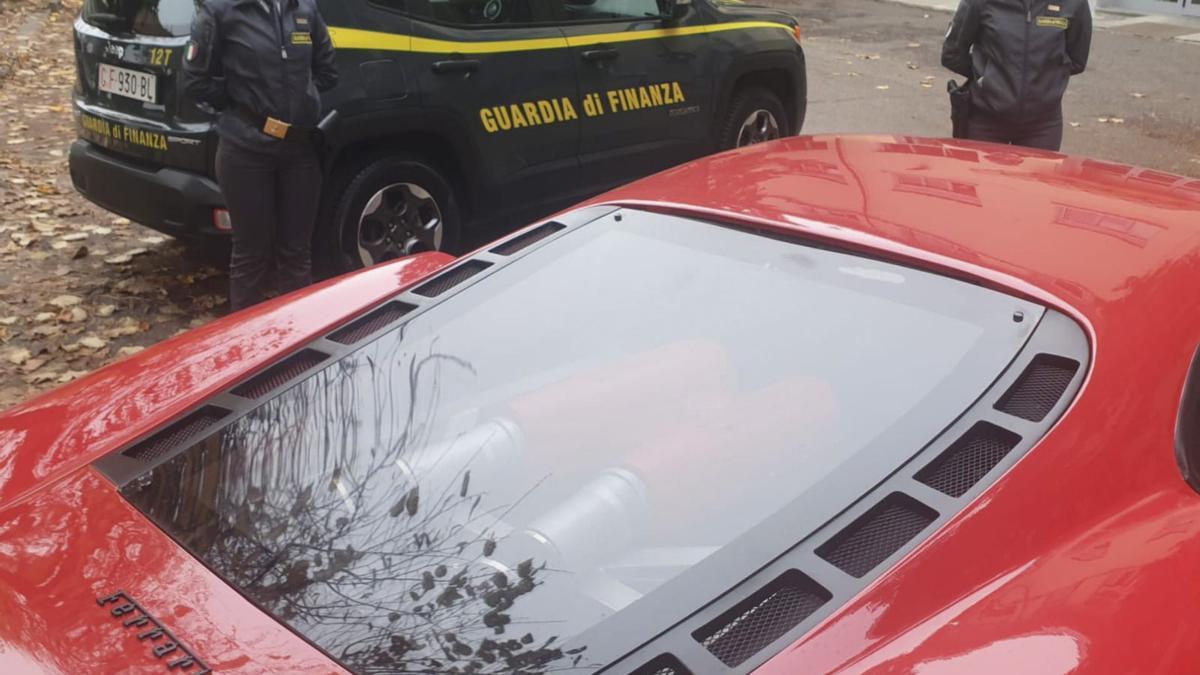 El joven fabricó su Ferrari a partir de un Toyota.