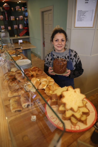 Isdi Rodríguez García posa con un bizcocho casero en el interior de la cafetería The Old Coffee.