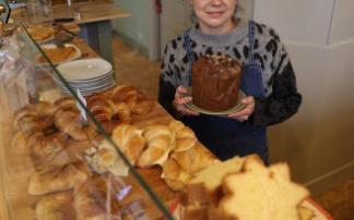 Isdi Rodríguez García posa con un bizcocho casero en el interior de la cafetería The Old Coffee.