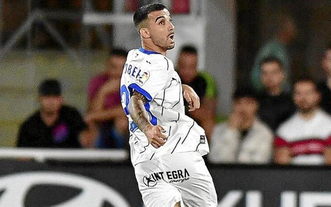 Rober Gonz&aacute;lez busca el bal&oacute;n durante el Cartagena-Alav&eacute;s del pasado lunes.