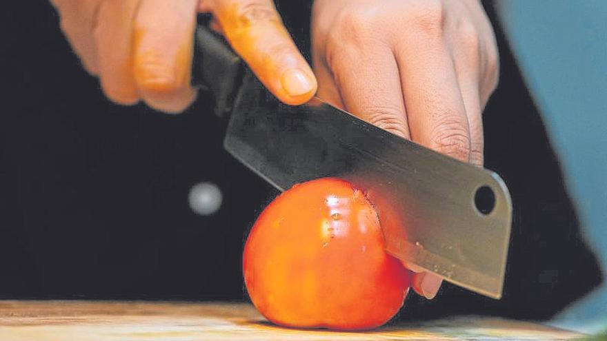 Los expertos recomiendan limpiar bien la tabla tras cada alimento.
