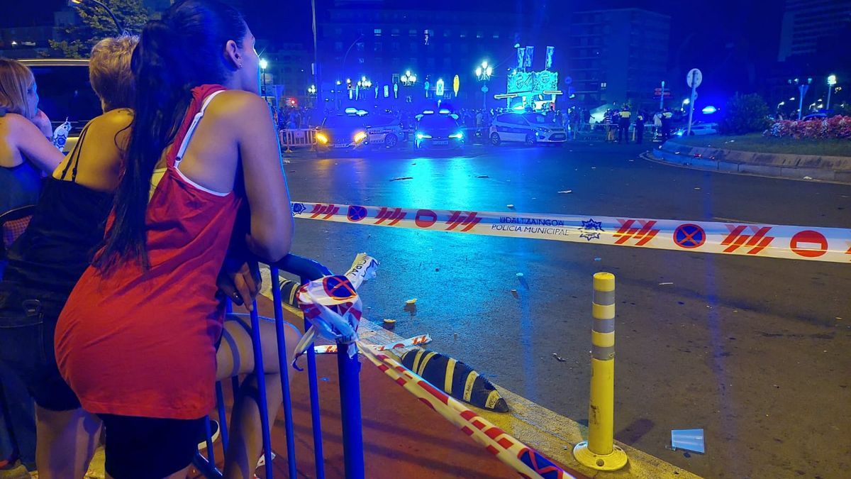 Varias personas esperan al otro lado de la zona acordonada por la Policía Municipal