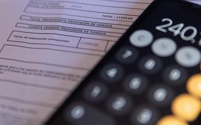 Una calculadora y una escritura de compraventa de una hipoteca. Una calculadora y una escritura de compraventa de una hipoteca.