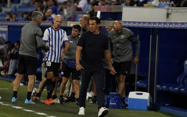 Luis García sigue los minutos finales tras producirse el cambio de Guridi, quien acabó con molestias físicas Luis García sigue los minutos finales tras producirse el cambio de Guridi, quien acabó con molestias físicas