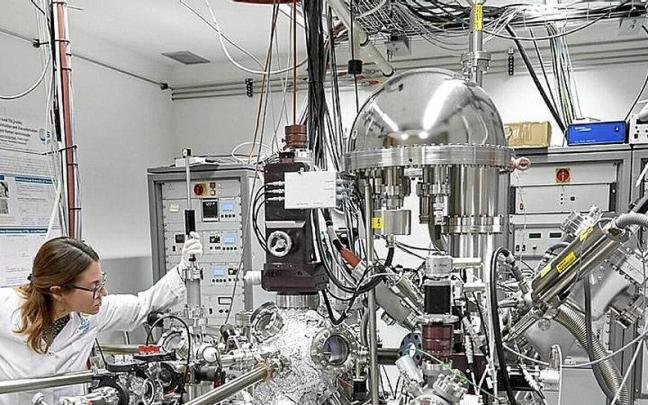 Una trabajadora de CIC energiGUNE. | FOTO: NTM