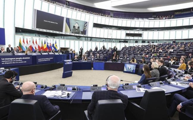 Volodimir Zelenski, presidente de Ucrania, habla ante el Parlamento Europeo.