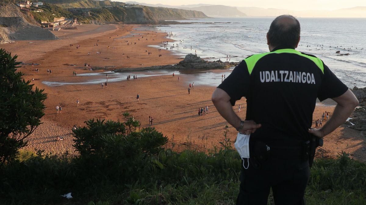 Un Policía Local vigila la zona del arenal