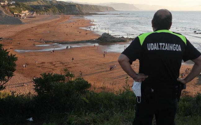Un Policía Local vigila la zona del arenal Un Policía Local vigila la zona del arenal