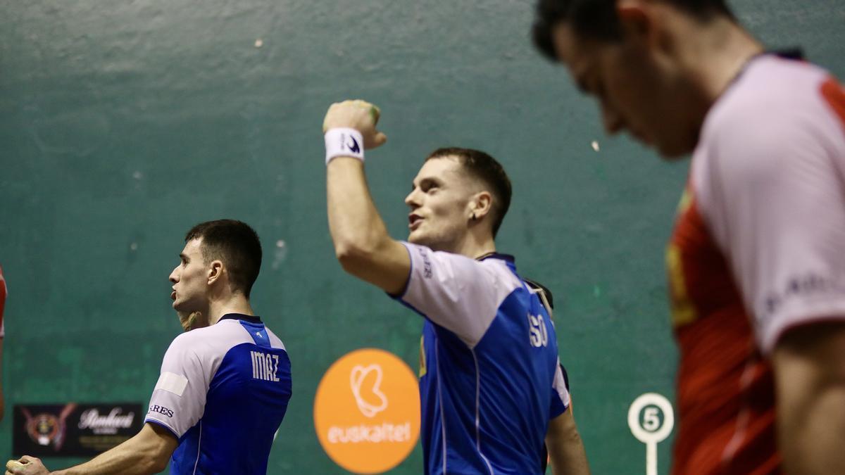 Ander Imaz y Unai Laso, finalistas del Parejas de 2022, comienzan las hostilidades en Barcelona ante Jaka-Aranguren.