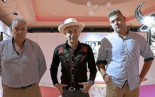 Jos&eacute; Manuel y Adri&aacute;n &Aacute;lvarez con el pintor madrile&ntilde;o Miguel Caravaca en la exposici&oacute;n sobre Manolete que presenta en el Ercilla.