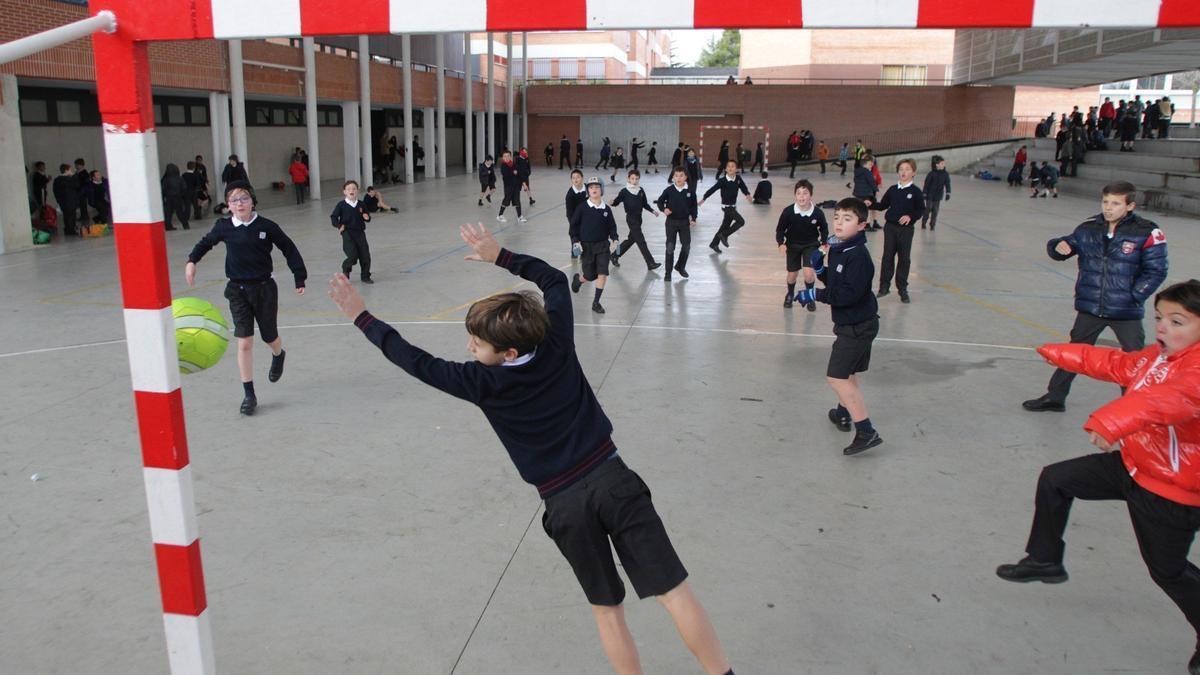 Alumnos jugando durante el recreo en el patio cubierto del colegio Irabia - Izaga.