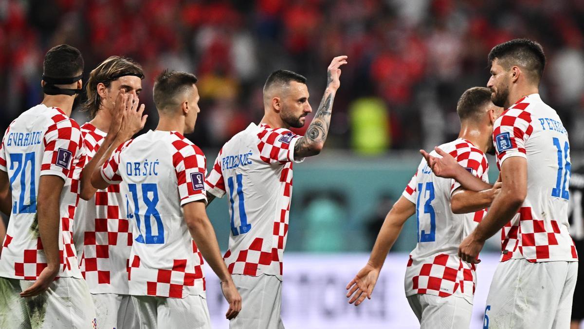 Los croatas celebran el tanto de Lovro Majer.