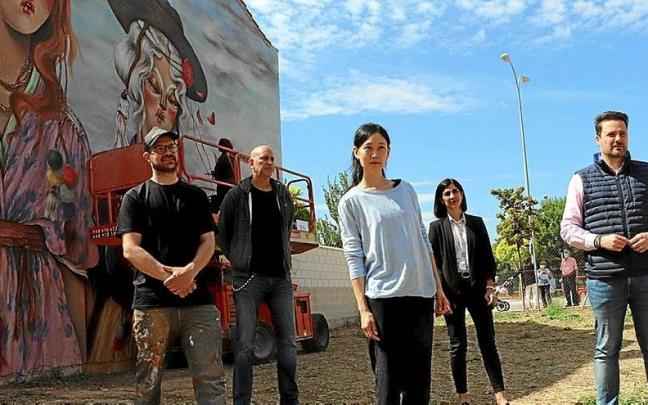 Rodríguez (2º por la izquierda) junto a Añón (4ª), Toquero (5º) y dos artistas de Avant Garde en 2020.