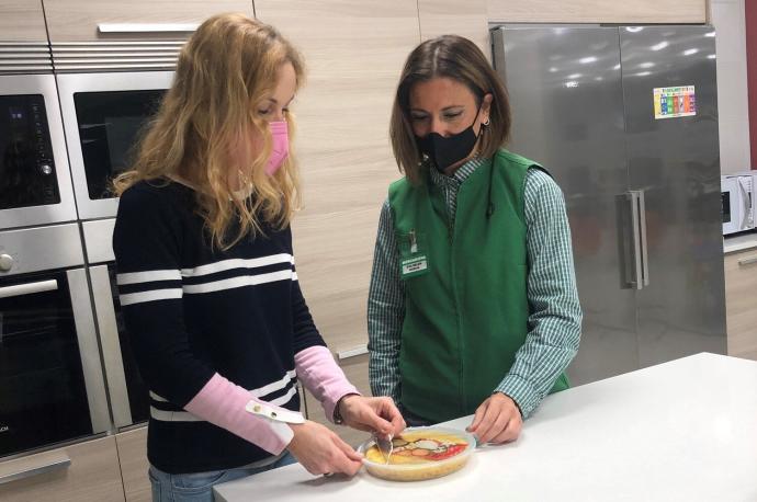 Eva Belén García (i), con una clienta en uno de los centros de coinnovación de Mercadona.