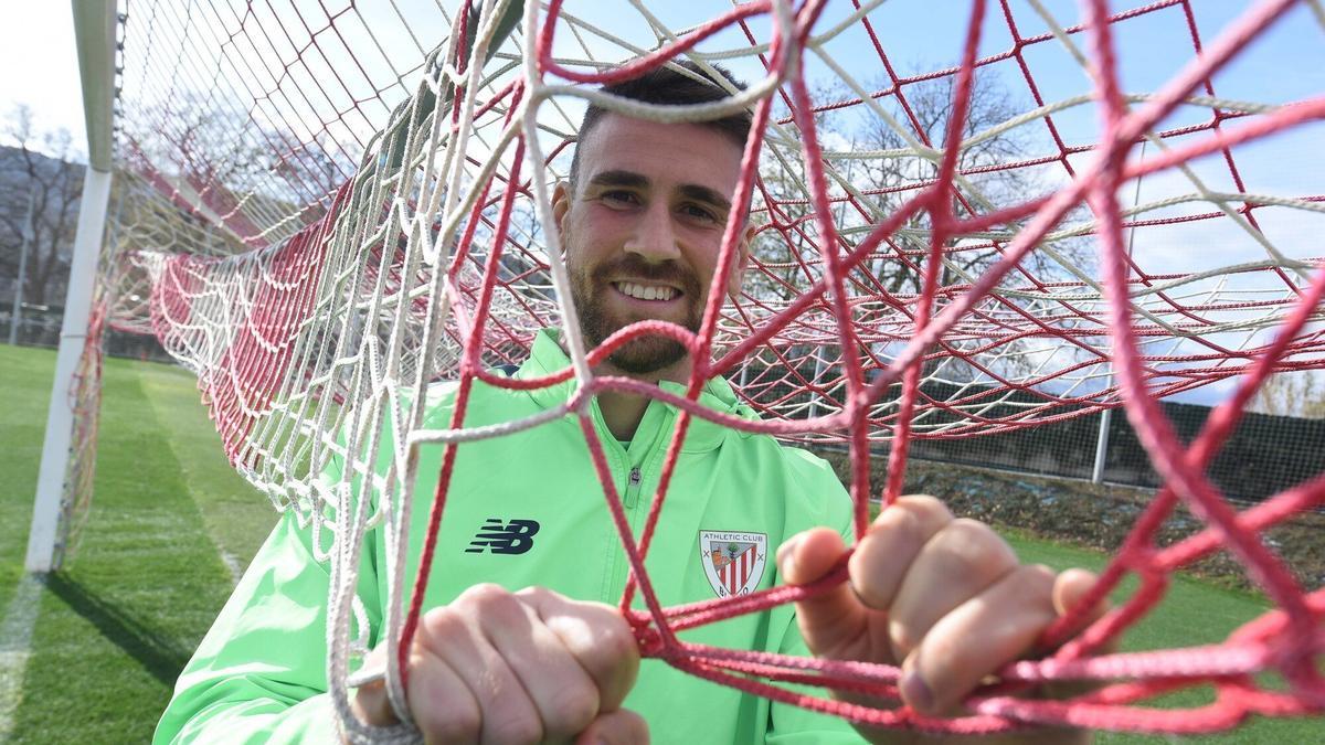 Simón posa con la red de una portería.