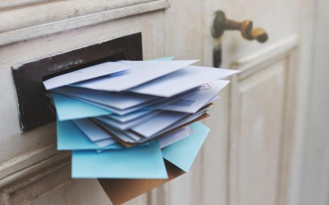 Varias cartas se acumulan en el buzón de una vivienda. Varias cartas se acumulan en el buzón de una vivienda.