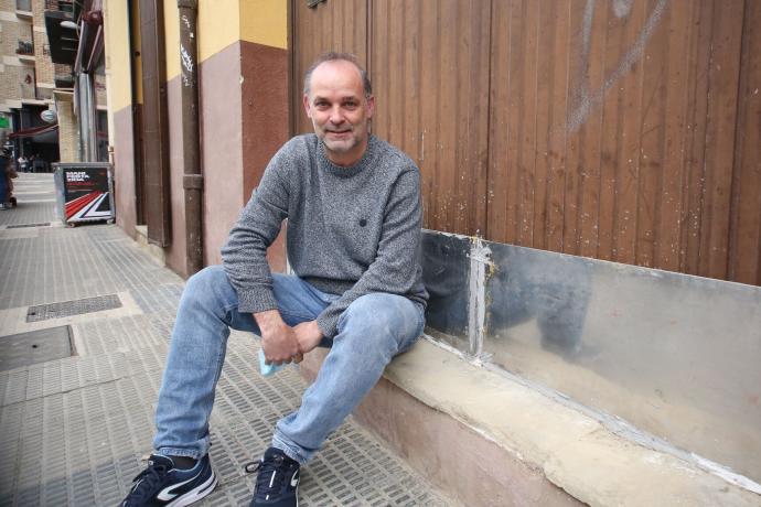 Romo, sentado junto a la puerta de Gráficas Xabier en la calle Joaquín Beunza. Foto: J. Bergasa