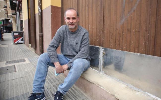 Romo, sentado junto a la puerta de Gráficas Xabier en la calle Joaquín Beunza. Foto: J. Bergasa Romo, sentado junto a la puerta de Gráficas Xabier en la calle Joaquín Beunza. Foto: J. Bergasa