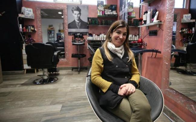Mia López posa sentada en su salón de estética de la calle Río Arga. Foto: J. Bergasa Mia López posa sentada en su salón de estética de la calle Río Arga. Foto: J. Bergasa