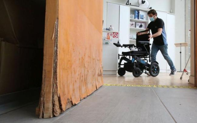 Sergio Larraz coloca una silla de ruedas en el interior aún dañado de la tienda en la plaza de Sancho Abarca. Sergio Larraz coloca una silla de ruedas en el interior aún dañado de la tienda en la plaza de Sancho Abarca.