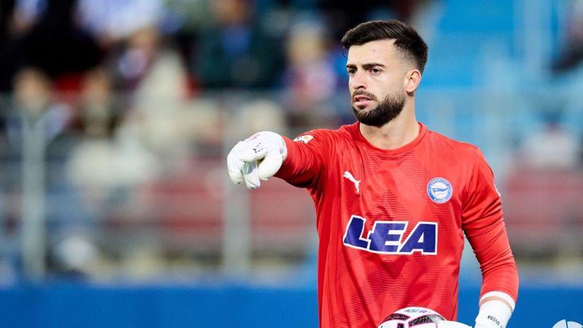 Sivera da indicaciones durante el duelo contra el Eibar