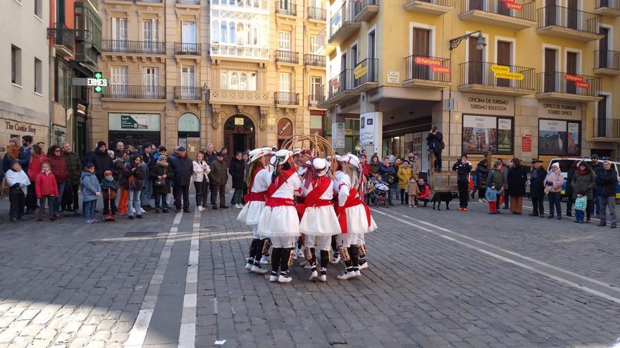 Los danzantes de San Lorenzo bailan en la Plaza del Ayuntamiento.