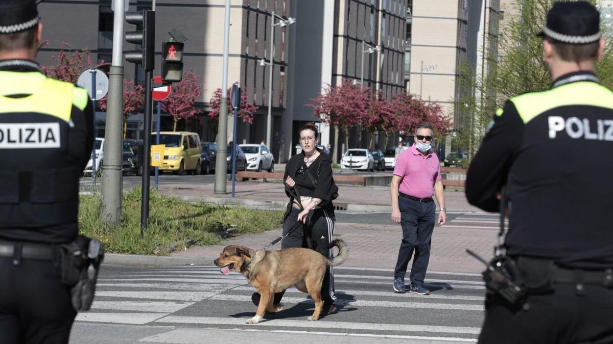 Dos agentes de la Policía LOcal patrullan por Gasteiz.